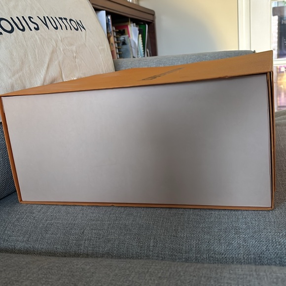 Louis Vuitton box and cloth - Picture 2 of 4